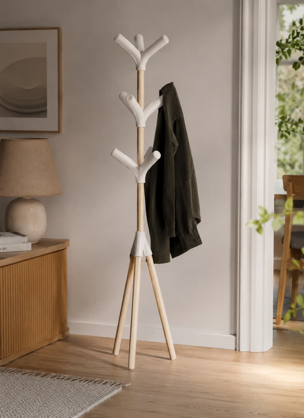 Porte-manteau Paco monté dans une entrée, manteaux et sac accrochés